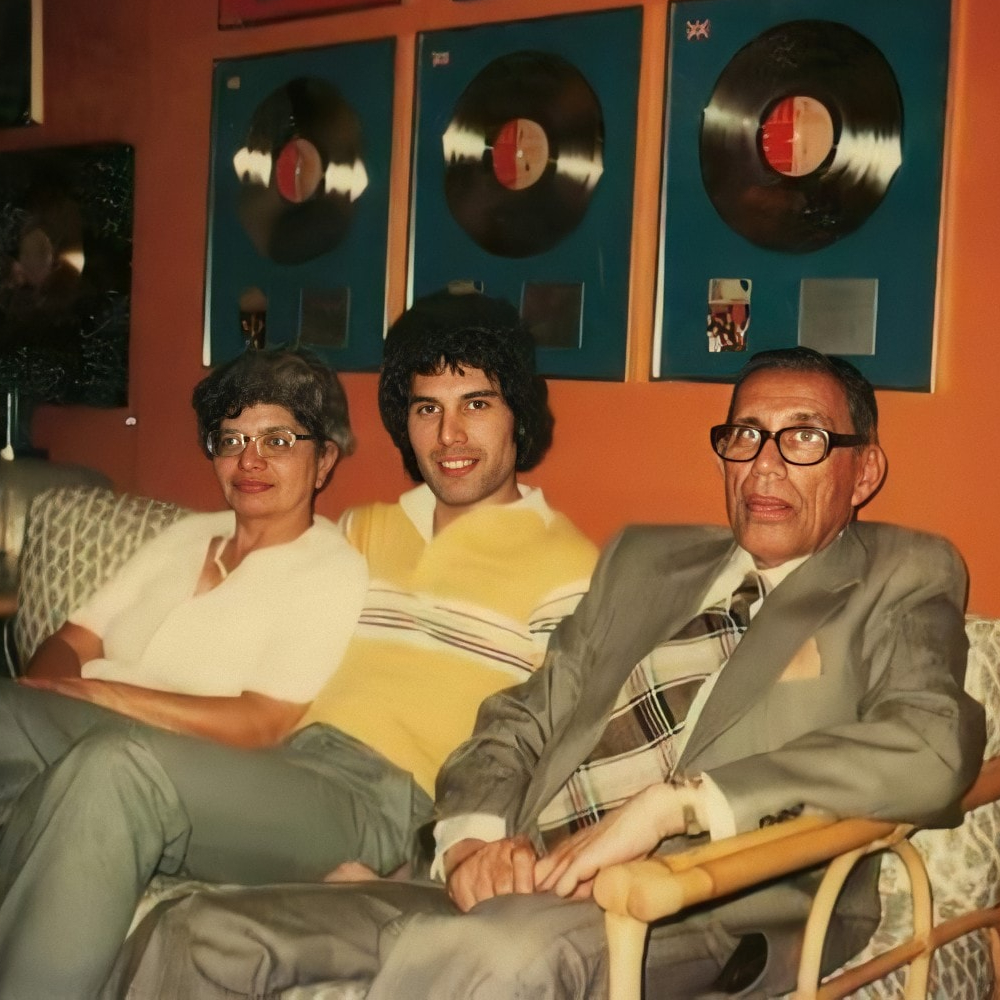 Freddie Mercury con sus padres - 40+ Facts About the Controversial Life of Freddie Mercury