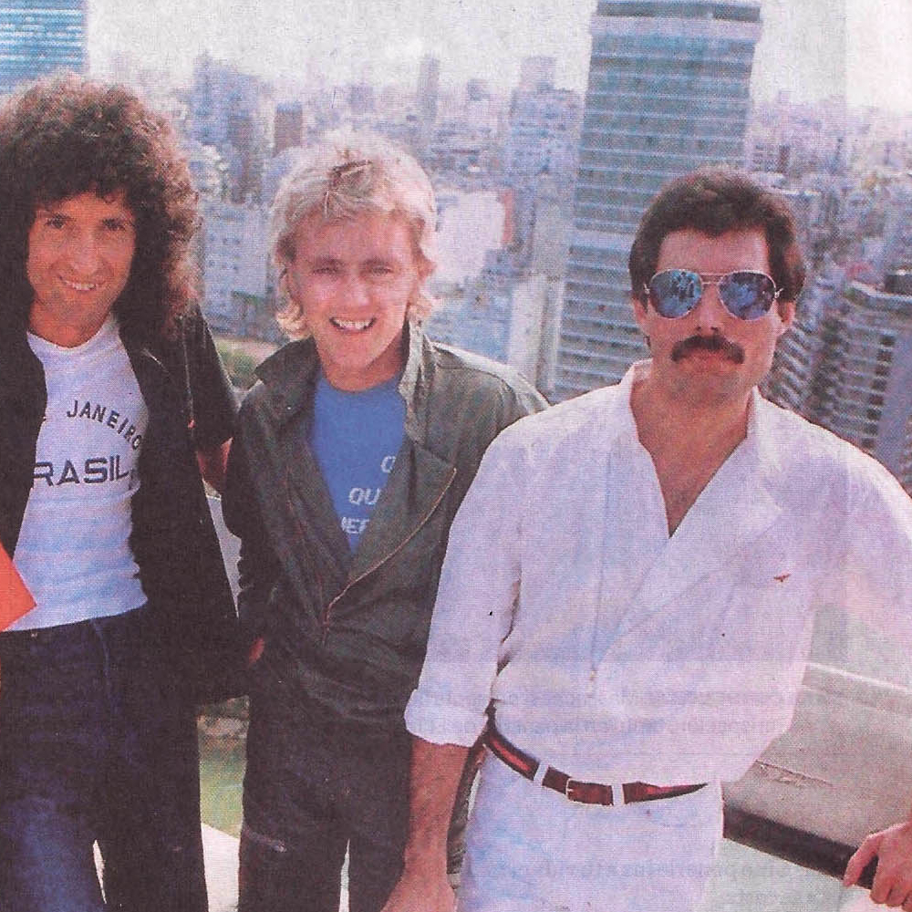 Queen en una terraza - 40+ Facts About the Controversial Life of Freddie Mercury