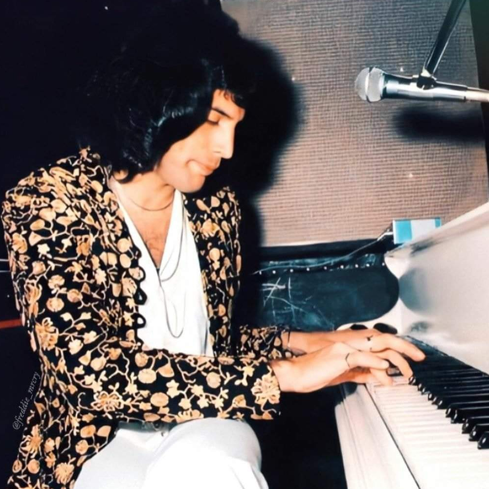 Freddie Mercury tocando el piano - 40+ Facts About the Controversial Life of Freddie Mercury