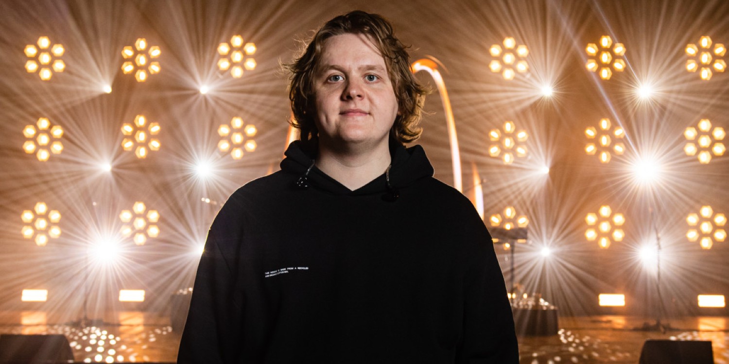 Lewis Capaldi Surprised Commuters by Singing in London Station